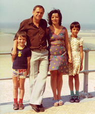 Willy en Nicole met hun kinderen Jan en Ann aan zee